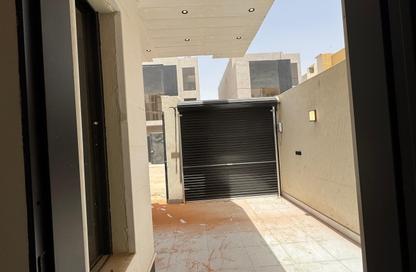 طابق كامل - 4 غرف نوم - 3 حمامات للبيع في الرمال - الرياض - الرياض