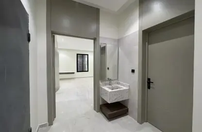 Full Floor - 5 Bedrooms for sale in Al Janadriyah - Riyadh - Ar Riyadh