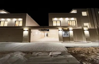 Full Floor - 5 Bedrooms - 3 Bathrooms for sale in Uqaz - Riyadh - Ar Riyadh