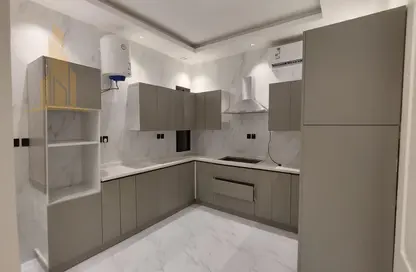 Apartment - 4 Bedrooms - 3 Bathrooms for rent in Al Hamra - Al Khubar - Eastern