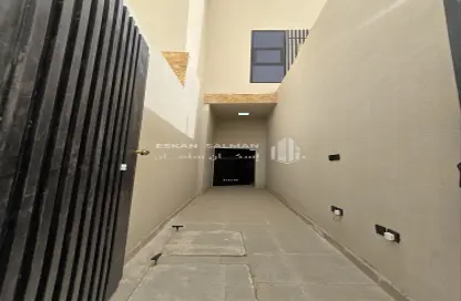 Full Floor - 5 Bedrooms - 3 Bathrooms for sale in Al Bayan - Riyadh - Ar Riyadh