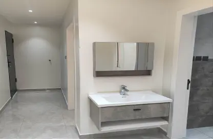 Full Floor - 4 Bedrooms - 2 Bathrooms for rent in Al Munisiyah - Riyadh - Ar Riyadh