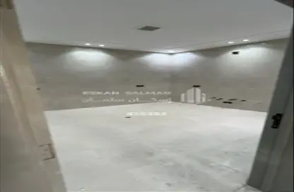 Full Floor - 5 Bedrooms - 4 Bathrooms for sale in Uqaz - Riyadh - Ar Riyadh