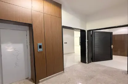 طابق كامل - 4 غرف نوم - 3 حمامات للبيع في الرمال - الرياض - الرياض