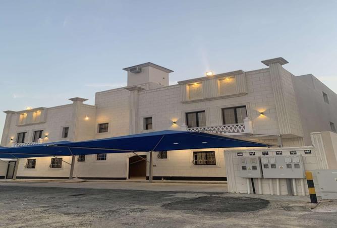 Apartment - 5 Bedrooms - 4 Bathrooms for sale in العزيزية - Al Jubail - Eastern