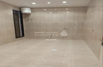 Full Floor - 5 Bedrooms - 3 Bathrooms for sale in West Al Uraija - Riyadh - Ar Riyadh