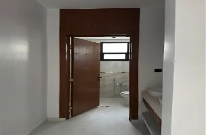 Full Floor - 5 Bedrooms - 3 Bathrooms for sale in Al Janadriyah - Riyadh - Ar Riyadh