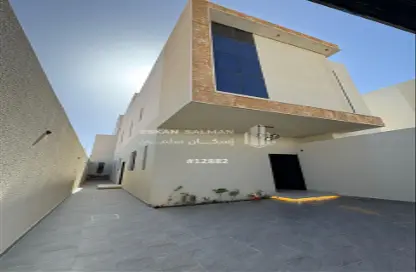 Full Floor - 4 Bedrooms - 5 Bathrooms for sale in Khadira Al Janubiyah - Bariduh - Al Qassim