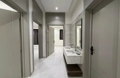 طابق كامل - 5 غرف نوم للبيع في الجنادرية - الرياض - الرياض