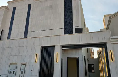 Full Floor - 5 Bedrooms - 3 Bathrooms for sale in Al Janadriyah - Riyadh - Ar Riyadh