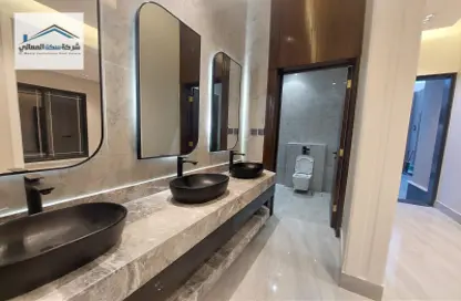Villa - 5 Bedrooms - 5 Bathrooms for sale in Al Munisiyah - Riyadh - Ar Riyadh