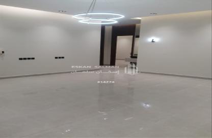 طابق كامل - 5 غرف نوم - 3 حمامات للبيع في طويق - الرياض - الرياض